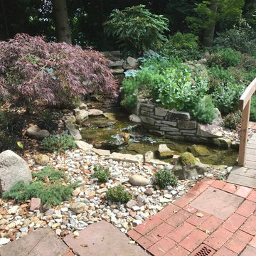 Gartenteichanlage mit Sitzplatz, Bachlauf und Gartenbeleuchtung