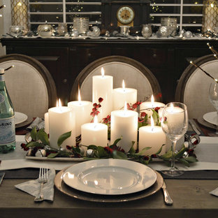 Mittelgroße Moderne Wohnküche mit grauer Wandfarbe, dunklem Holzboden, Kamin und Kaminsims aus Stein in New York