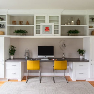Inspiration för mellanstora klassiska arbetsrum, med ett inbyggt skrivbord, brunt golv, grå väggar och mellanmörkt trägolv