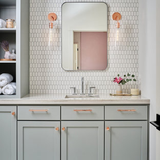 Immagine di una stanza da bagno moderna con ante in stile shaker, ante grigie, doccia a filo pavimento, piastrelle bianche, piastrelle in gres porcellanato, pareti bianche, pavimento in gres porcellanato, lavabo sottopiano, top in quarzite, pavimento grigio, doccia aperta, top grigio, due lavabi e mobile bagno incassato