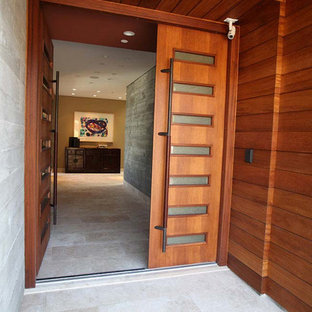 Idee per un ampio corridoio stile marinaro con pareti grigie, pavimento con piastrelle in ceramica, una porta a due ante e una porta marrone