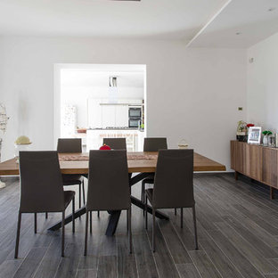 ナポリの中サイズのコンテンポラリースタイルのLDKの画像 (白い壁、ラミネートの床、グレーの床)