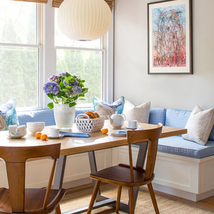 Свежая идея для дизайна: параллельная, отдельная кухня в современном стиле с врезной раковиной, плоскими фасадами, светлыми деревянными фасадами, столешницей из кварцевого композита, белым фартуком, фартуком из стеклянной плитки, техникой под мебельный фасад и светлым паркетным полом без острова - отличное фото интерьера