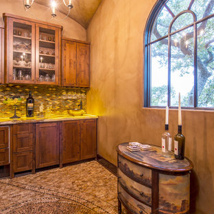 Ispirazione per un piccolo angolo bar con lavandino mediterraneo con pavimento in sughero, ante in stile shaker, ante in legno scuro, paraspruzzi multicolore e paraspruzzi con piastrelle a mosaico