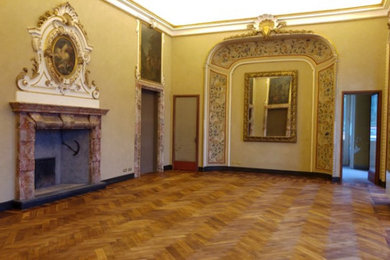 Ispirazione per un soggiorno tradizionale di medie dimensioni con pavimento in legno massello medio e camino classico