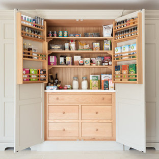 Traditional kitchen pantry inspiration - Elegant kitchen pantry photo in Buckinghamshire