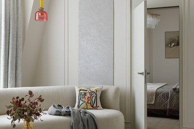 Стильный дизайн: открытая гостиная комната среднего размера в стиле неоклассика (современная классика) с бежевыми стенами, мраморным полом и белым полом без камина - последний тренд