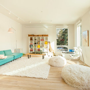 Modelo de dormitorio infantil actual con paredes blancas y suelo de madera clara