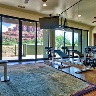 フェニックスの中サイズのサンタフェスタイルのおしゃれなトレーニングルーム (ベージュの壁、無垢フローリング) の写真
