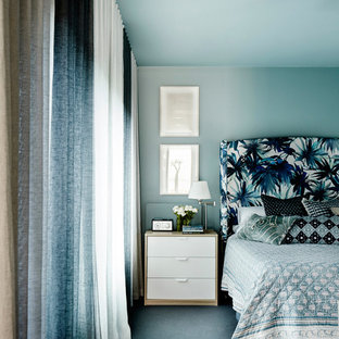 Стильный дизайн: большая хозяйская спальня в морском стиле с синими стенами, ковровым покрытием и синим полом без камина - последний тренд