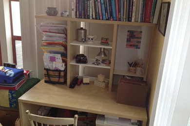 Small minimalist freestanding desk home office photo in San Francisco