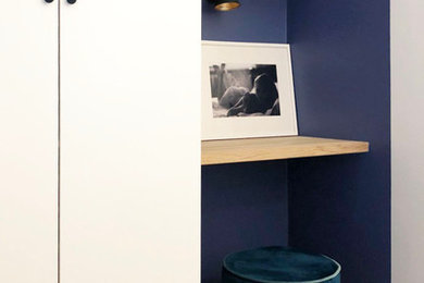 パリにある高級な小さなコンテンポラリースタイルのおしゃれな書斎 (青い壁、淡色無垢フローリング、暖炉なし、造り付け机、ベージュの床) の写真