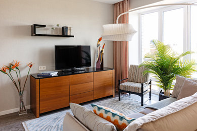 Источник вдохновения для домашнего уюта: гостиная комната среднего размера в современном стиле с полом из винила, серым полом и обоями на стенах