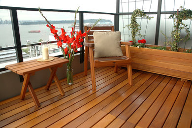 Trendy deck photo in Vancouver