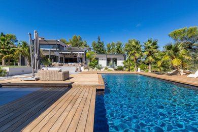 Idée de décoration pour une piscine design.