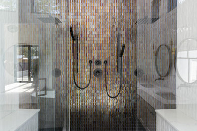 チャールストンにある巨大なカントリー風のおしゃれなマスターバスルーム (白いキャビネット、オープン型シャワー、マルチカラーのタイル、ガラスタイル、洗面台2つ、フローティング洗面台) の写真