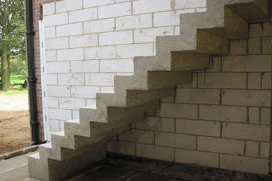 Ejemplo de escalera recta tradicional de tamaño medio con escalones de madera, contrahuellas de madera y barandilla de metal