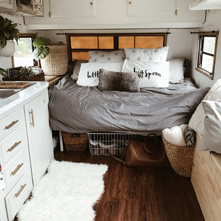 Esempio di un piccolo soggiorno stile shabby aperto con pareti bianche e pavimento in laminato