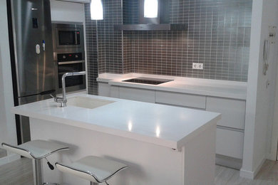 Cocina y Baño en blanco y grises