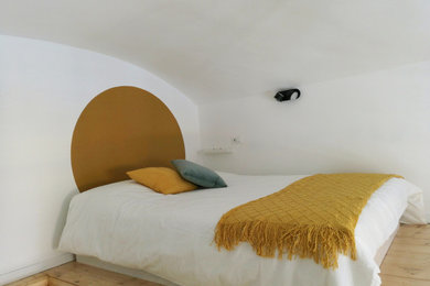トゥーリンにあるインダストリアルスタイルのおしゃれな寝室のインテリア