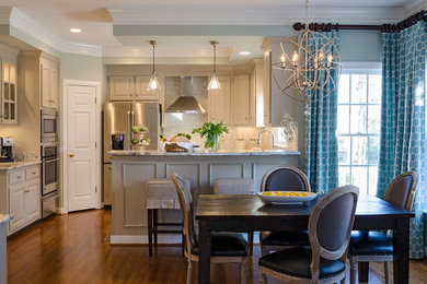 Example of a classic kitchen design in Richmond