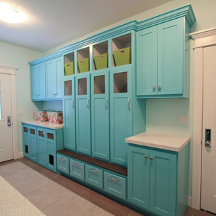 Inredning av en eklektisk mellanstor entré, med blå väggar och klinkergolv i porslin