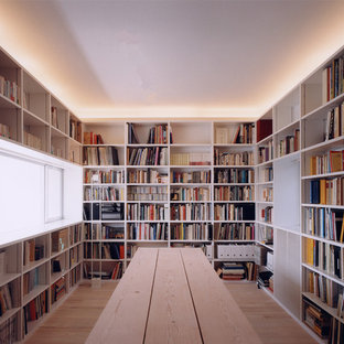 大阪のモダンスタイルのおしゃれなホームオフィス・仕事部屋 (淡色無垢フローリング、茶色い床) の写真