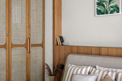 デリーにある小さなおしゃれな客用寝室 (白い壁、パネル壁) のインテリア