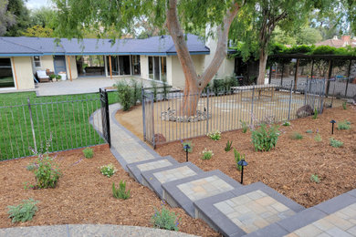 Design ideas for a contemporary landscaping in Los Angeles.
