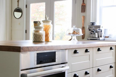 Example of a classic kitchen design in Montreal