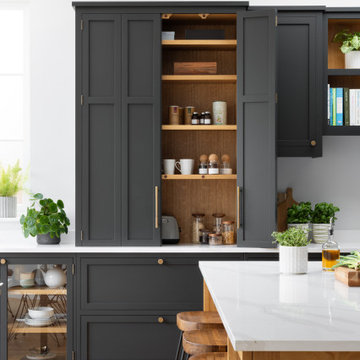 Hampton Shaker Kitchen with Sleek Dark Cabinets