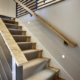 Foto de escalera en U, de estilo de casa de campo, de tamaño medio, con escalones de madera y contrahuellas de madera