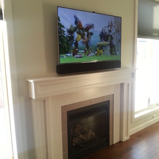 Immagine di un piccolo soggiorno contemporaneo aperto con sala formale, pareti beige, pavimento in legno massello medio, camino classico, cornice del camino piastrellata, TV a parete e pavimento marrone