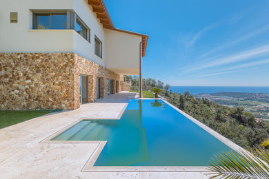 Diseño de casa de la piscina y piscina infinita minimalista grande rectangular en patio delantero con losas de hormigón