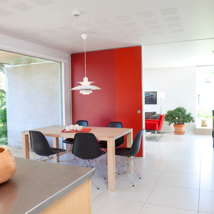 オーフスの中サイズのコンテンポラリースタイルのLDKの画像 (赤い壁、白い床)