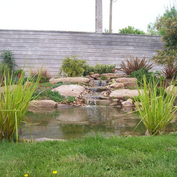 CASCADE ET PIERRES DE ROCAILLES
