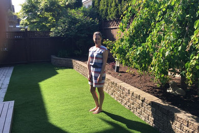 Design ideas for a small modern drought-tolerant and partial sun backyard landscaping in Vancouver.