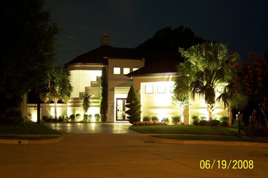 Contemporary two floor house exterior in Dallas.