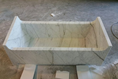 Fabrication d'une baignoire en marbre de Carrare