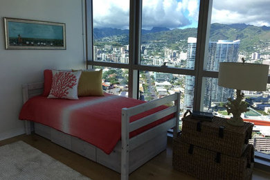 ハワイにある小さなコンテンポラリースタイルのおしゃれな客用寝室 (白い壁、淡色無垢フローリング、茶色い床) のレイアウト
