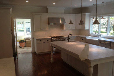 Kitchen - cottage kitchen idea in New York