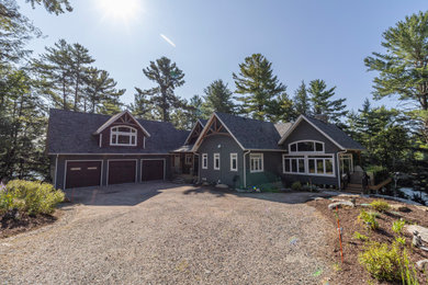 Example of an arts and crafts home design design in Toronto
