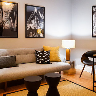 Inspiration för ett litet funkis separat vardagsrum, med ett finrum, grå väggar, ljust trägolv, en fristående TV och gult golv