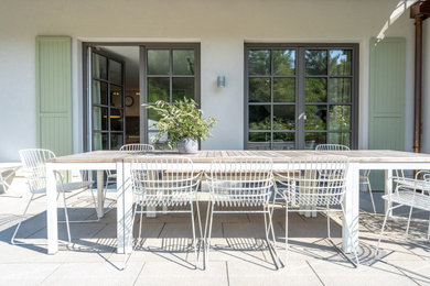 Mittelgroßer Country Patio neben dem Haus mit Betonplatten in Sonstige