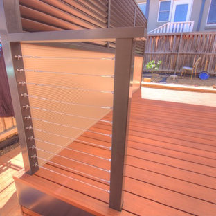 Foto di un grande patio o portico moderno dietro casa con pedane e una pergola