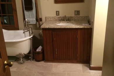Example of a farmhouse bathroom design in New York
