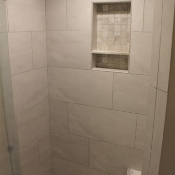 Starmark Master Bath Maple Roseville in Marshmallow