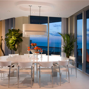 Geschlossenes, Großes Modernes Esszimmer mit weißer Wandfarbe und Kalkstein in Miami