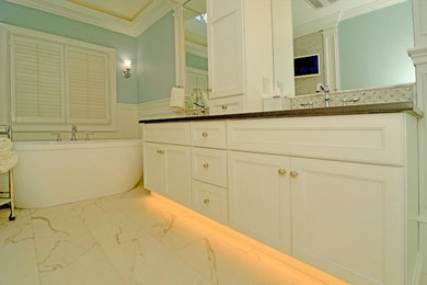 ニューヨークにある広いトランジショナルスタイルのおしゃれな浴室の写真