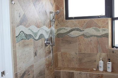 Imagen de cuarto de baño costero con ducha abierta, baldosas y/o azulejos beige y baldosas y/o azulejos en mosaico